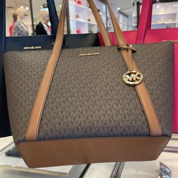 MICHAEL KORS
Pratt Large Signature Logo Tote Shoulder Bag
COLOR BROWN
NWT - Picture 3 of 16